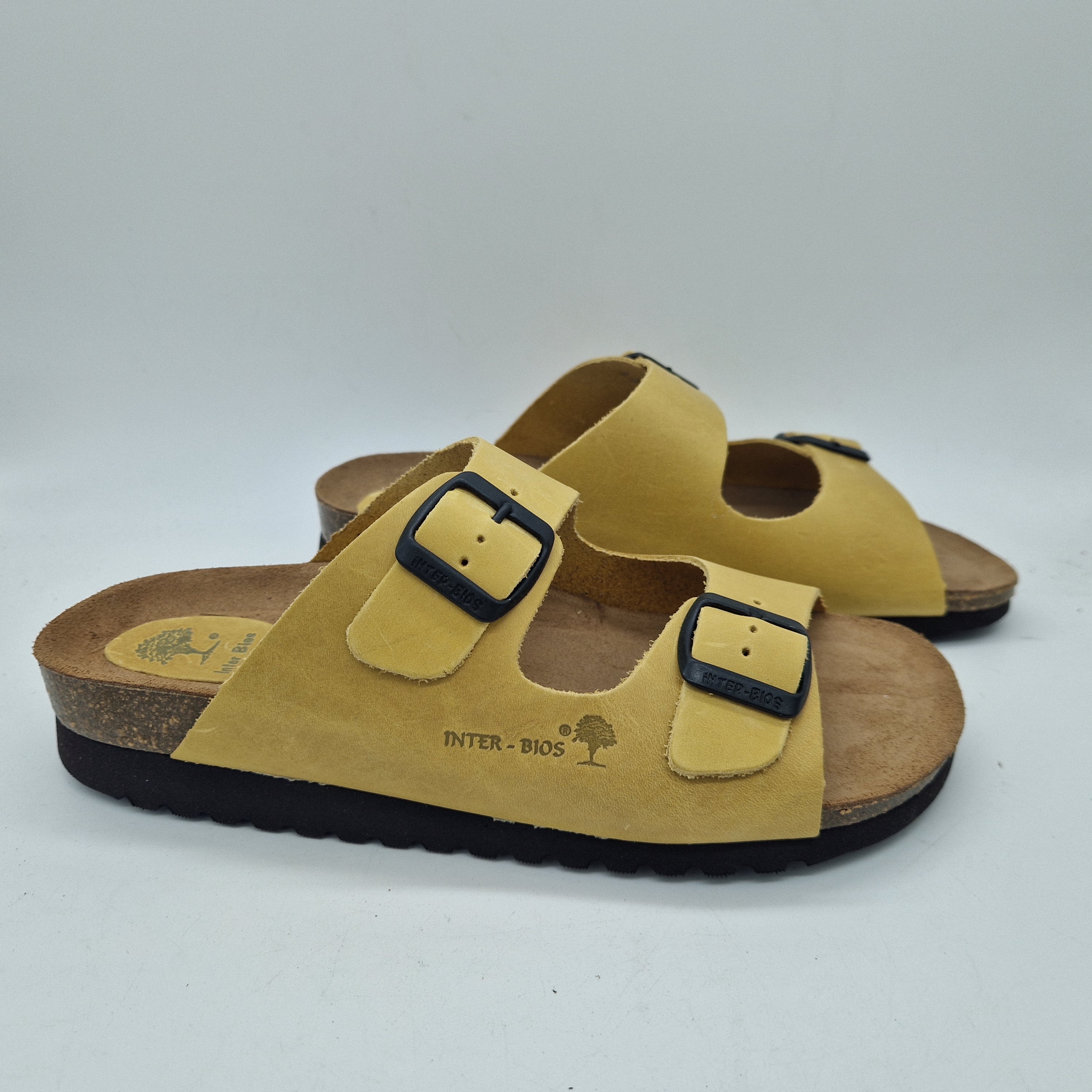 Sandalias con 2 hebillas en mostaza de la marca INTERBIOS, mostradas en una imagen, estilo cómodo y casual.