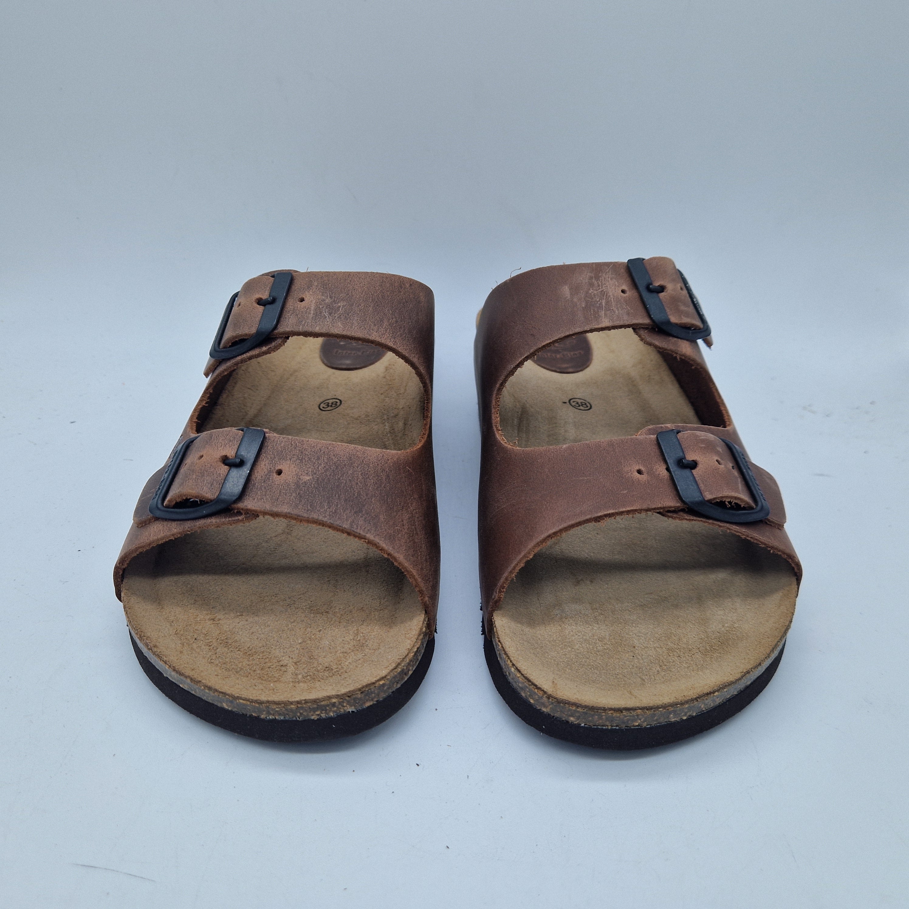 Sandalias de cuero con dos hebillas de la marca INTERBIOS, diseño cómodo y elegante para uso diario.
