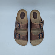 Sandalias de cuero con dos hebillas de la marca INTERBIOS, diseño cómodo y elegante para uso diario.