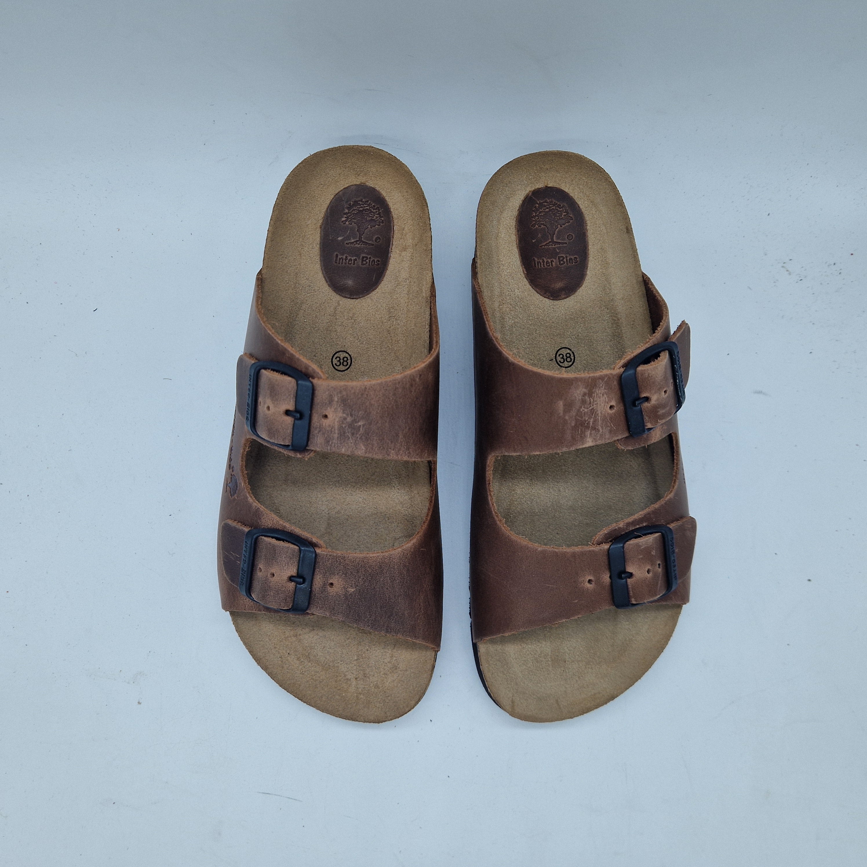 Sandalias de cuero con dos hebillas de la marca INTERBIOS, diseño cómodo y elegante para uso diario.