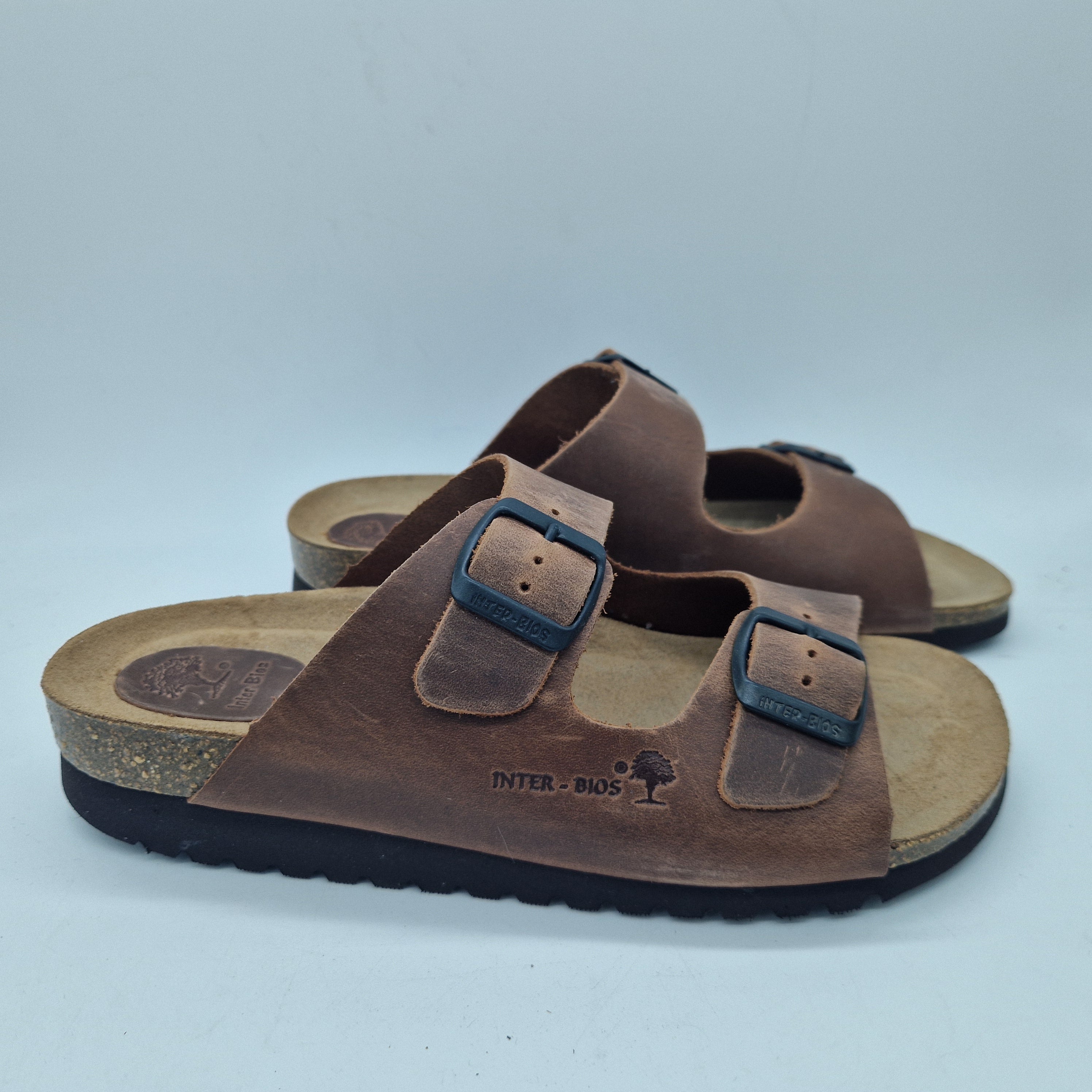 Sandalias de cuero con dos hebillas de la marca INTERBIOS, diseño cómodo y elegante para uso diario.
