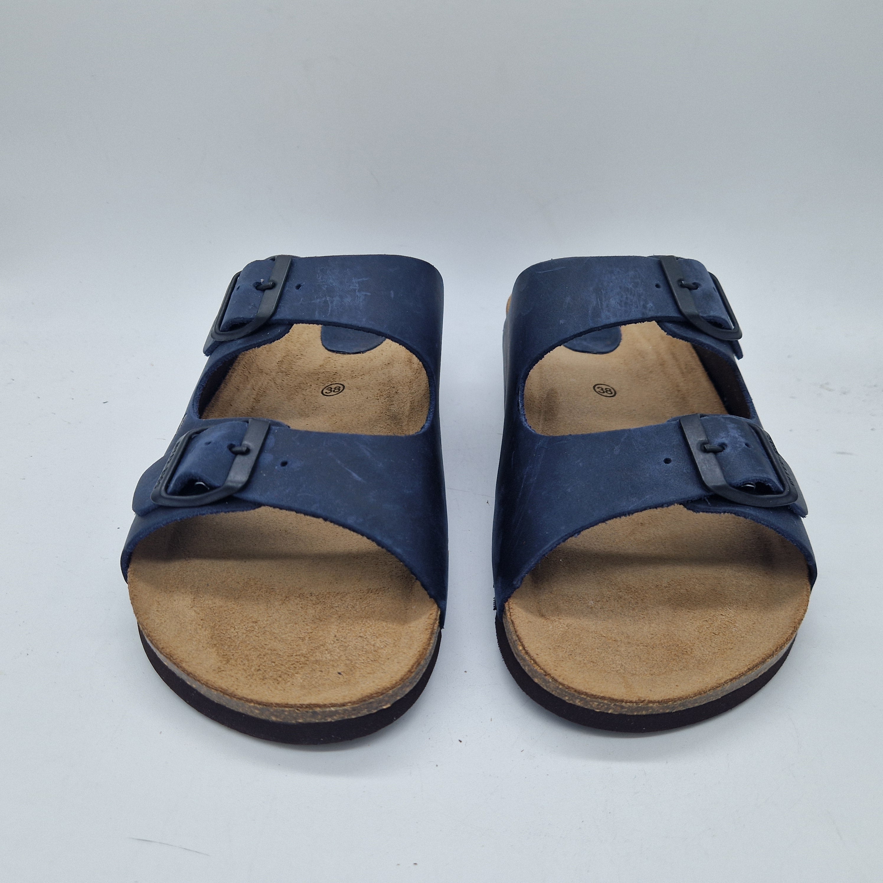 Sandalias Interbios con dos hebillas en color marino, calzado cómodo y elegante para mujer.