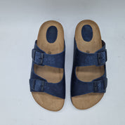 Sandalias Interbios de dos hebillas en color marino, con suela y diseño cómodo para el verano.