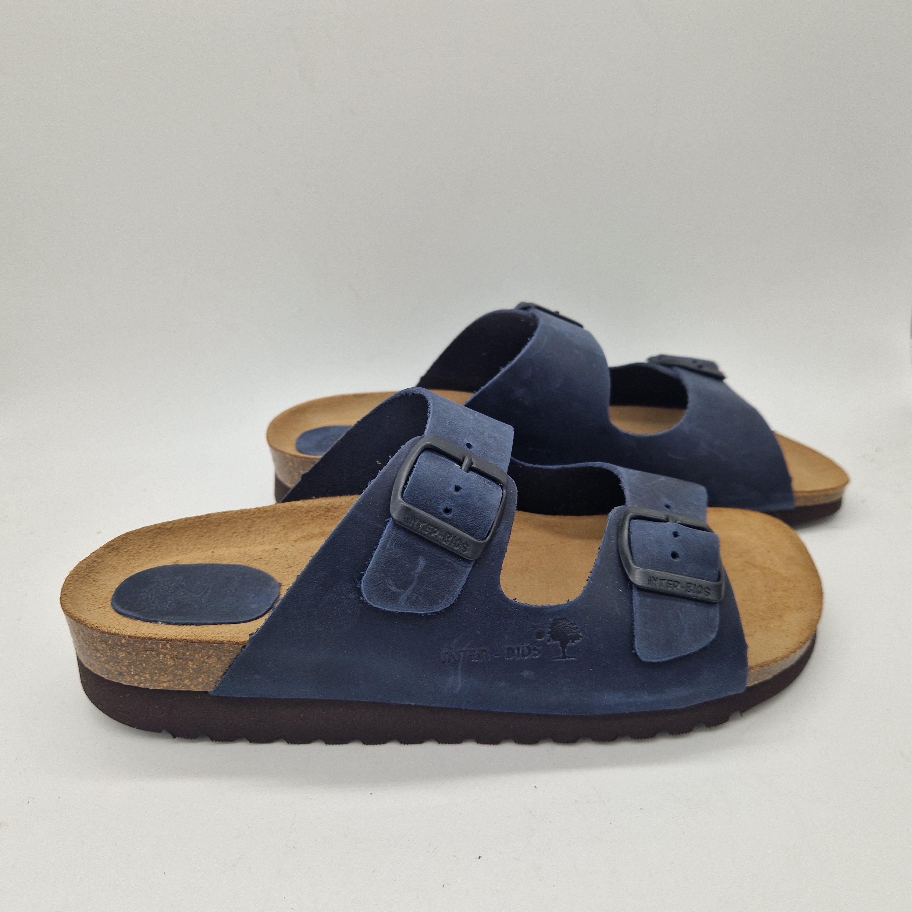 Sandalias de verano de doble hebilla en color marino de la marca INTERBIOS, con diseño cómodo y elegante para mujer.