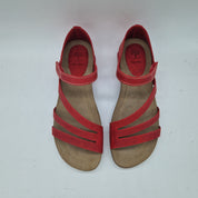 Sandalias de tiras rojas de la marca INTERBIOS, calzado cómodo y moderno para mujer, con cierre ajustable y suela antideslizante.