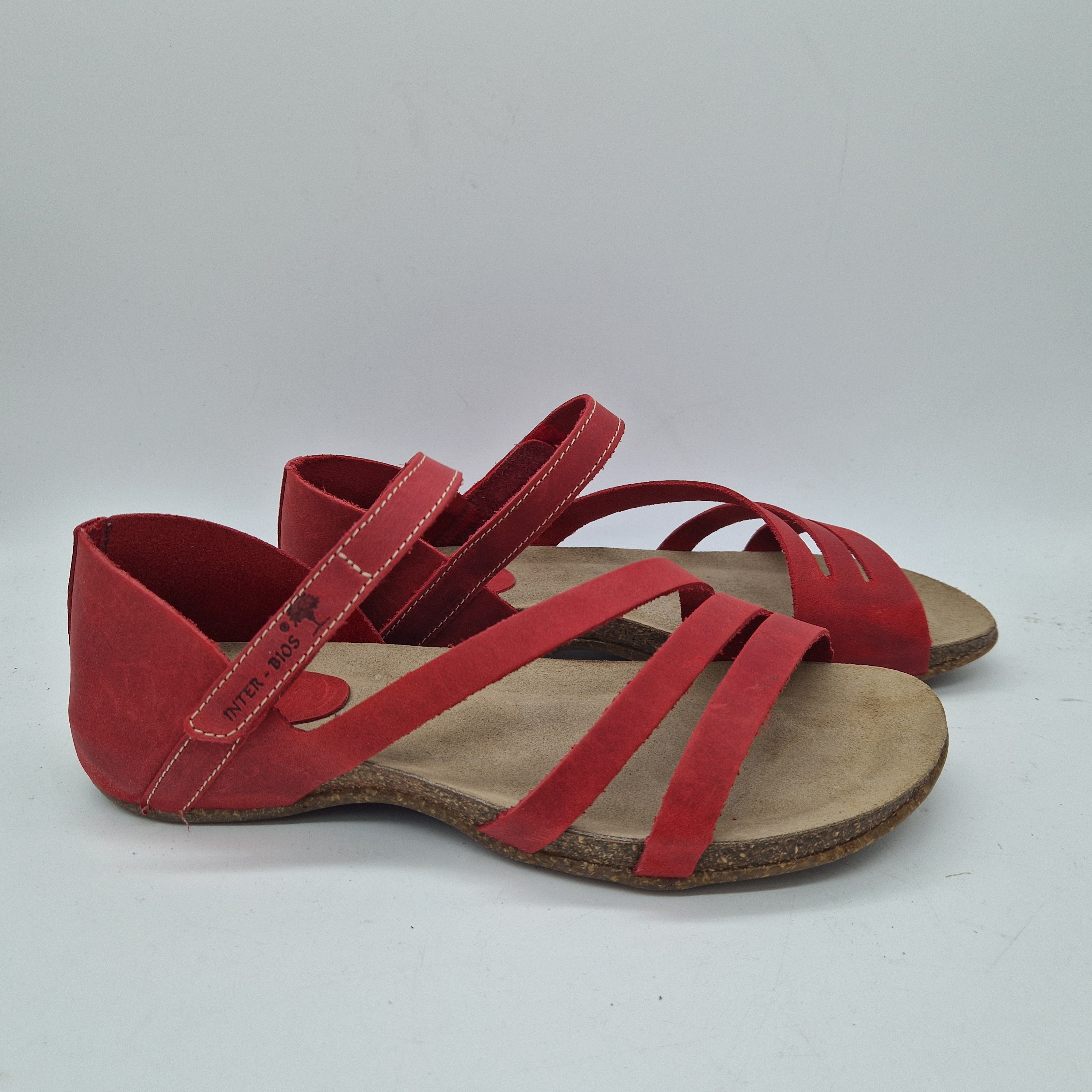 Sandalias de tiras rojas de Interbios, modelo 73983, con diseño cómodo y moderno, vistas desde un ángulo lateral.