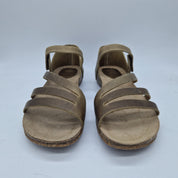Sandalias con tiras en color kaki de la marca INTERBIOS, diseño cómodo y versátil para uso diario.