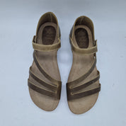 Sandalias con tiras en color kaki de la marca INTERBIOS, con diseño cómodo y estilo casual para mujer.