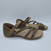 Sandalias con tiras en color kaki de la marca INTERBIOS, con diseño cómodo y estilo casual.