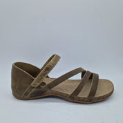 Sandalias con tiras en color kaki de la marca INTERBIOS, diseño cómodo y elegante para uso diario.