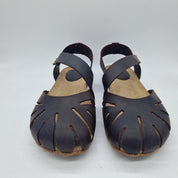 Sandalias cerradas en piel marrón INTERBIOS, modelo BIO CERRADO en tamaño mediano, con detalles de costura visible.