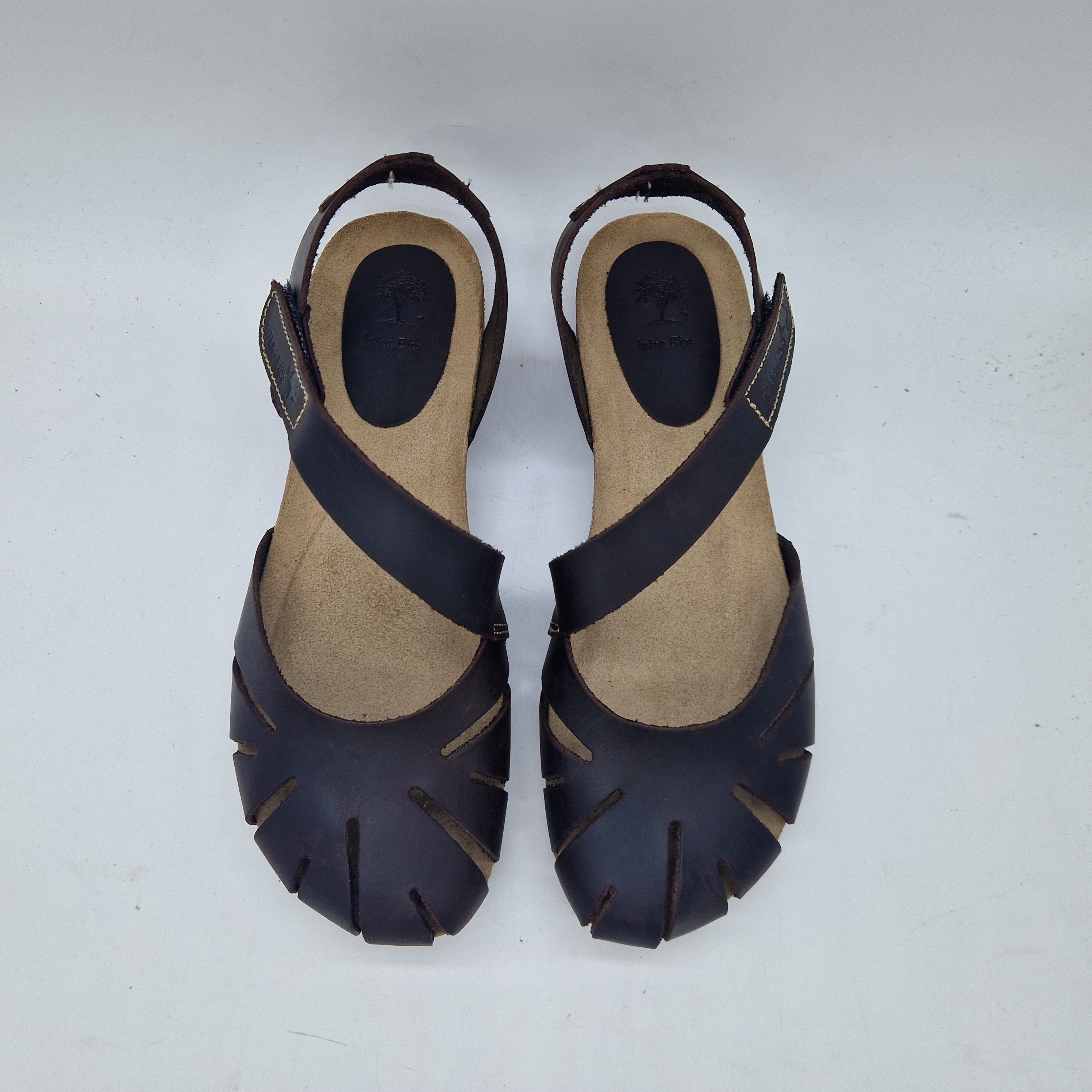 Sandalias BIO cerradas en piel marrón de la marca INTERBIOS, con diseño cómodo y elegante para uso diario.