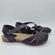 Sandalias cerradas en piel marrón de la marca INTERBIOS, modelo BIO CERRADO en color marrón, con diseño cómodo y elegante.