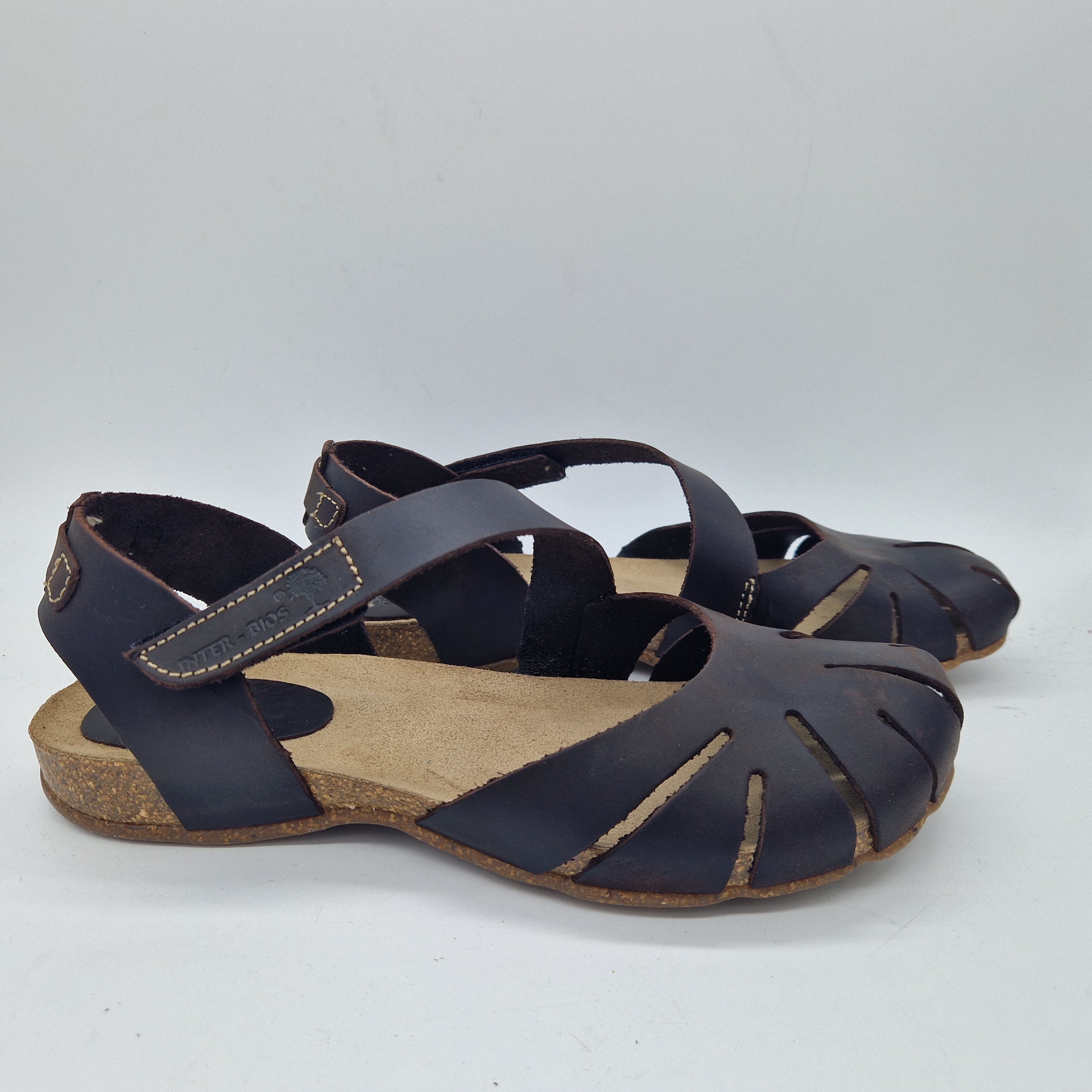 Sandalias cerradas en piel marrón de la marca INTERBIOS, modelo BIO CERRADO en color marrón, con diseño cómodo y elegante.