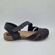 Sandalias BIO cerradas de piel marrón de la marca INTERBIOS, con diseño cómodo y estilo natural.
