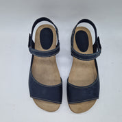 Sandalias de piel marino de la marca INTERBIOS, modelo 73991, con tiras y suela cómoda, vistas desde un ángulo lateral.