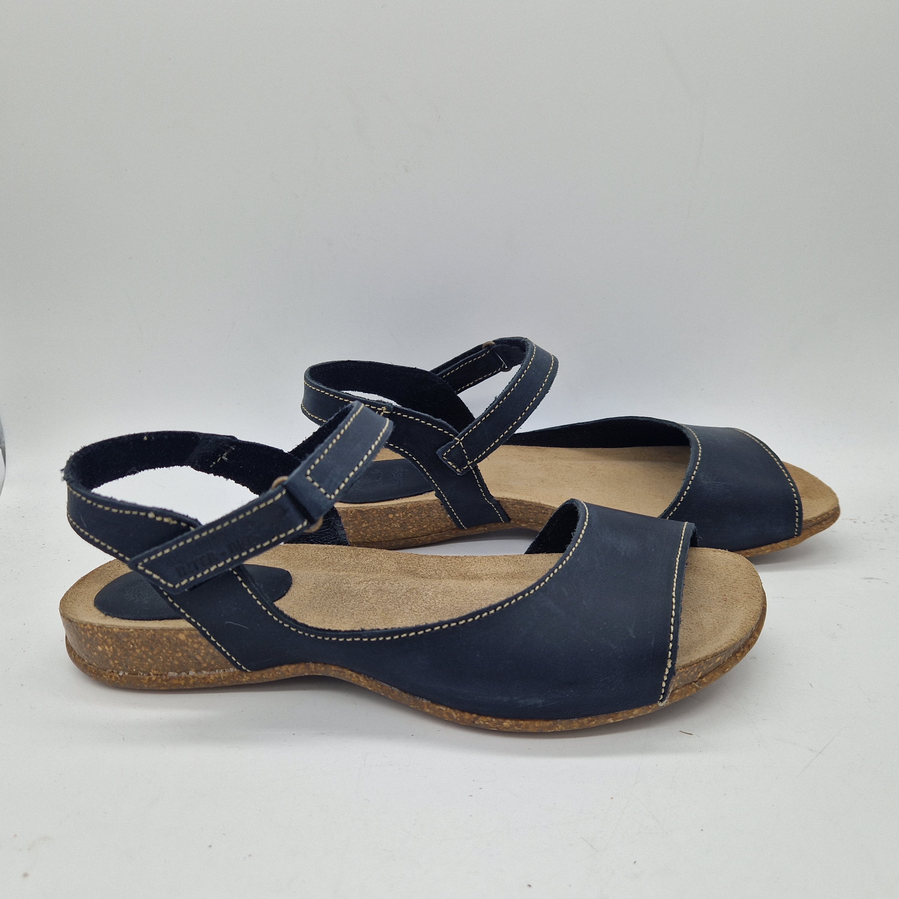 Sandalias de piel marino de la marca INTERBIOS con diseño cómodo y elegante para mujer.