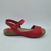 Sandalias en piel rojas de la marca Interbios, con diseño abierto y suela resistente, ideales para el verano.
