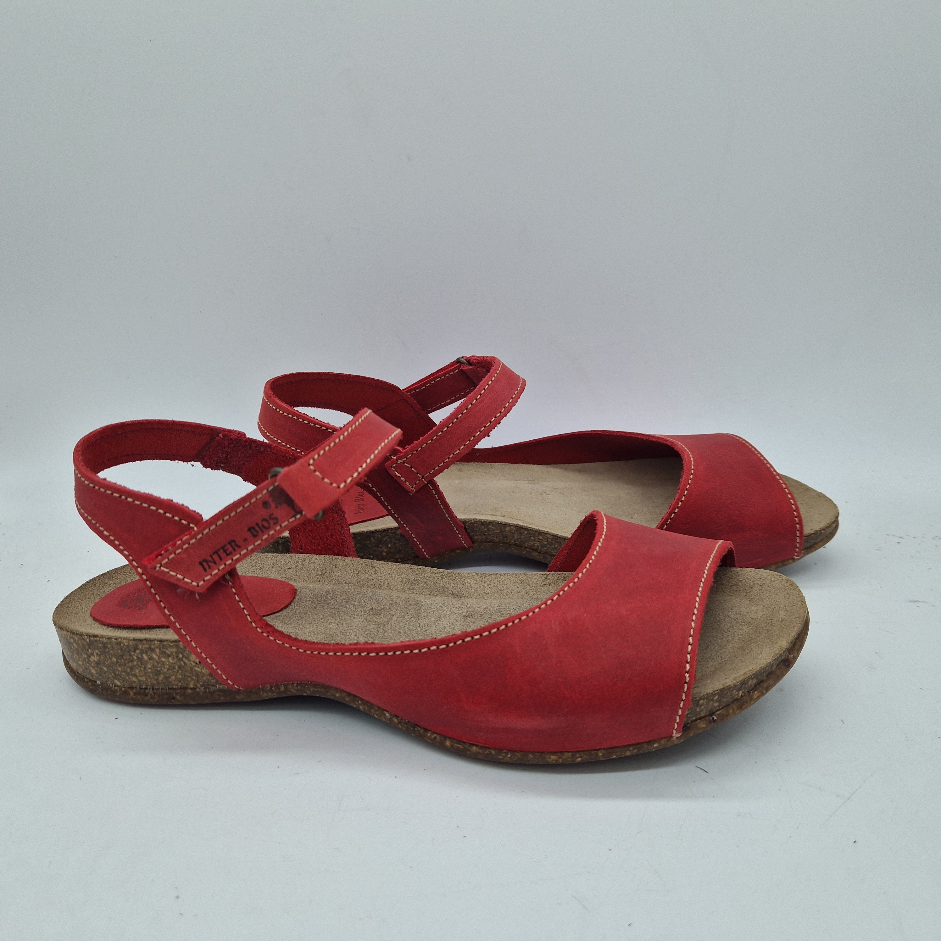 Sandalia en piel roja de la marca INTERBIOS, tipo sandalias con tiras y suela acolchada.