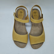 Sandalias en piel mostaza de INTERBIOS, estilo cómodo y versátil, con tiras y suela resistente.