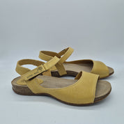 Sandalias en piel mostaza de INTERBIOS, con diseño cómodo y estilo casual, vista desde el lateral.