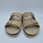 Sandalias beige de dos hebillas de la marca INTERBIOS, estilo cómodo y casual para mujer.
