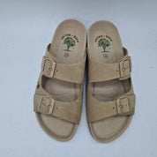 Sandalias beige de dos hebillas de la marca INTERBIOS, con diseño cómodo y estilo elegante.