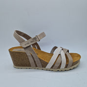 Sandalias de cuña en beige y gris de la marca INTERBIOS, con tiras y suela de yute natural.