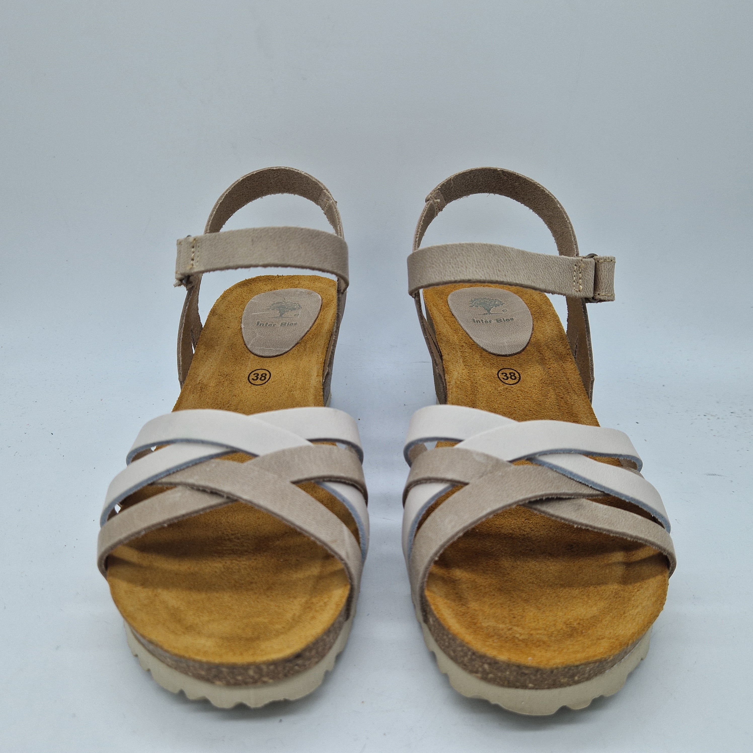 Sandalias de cuña en beige y gris de la marca INTERBIOS, con tiras y diseño cómodo para el verano.