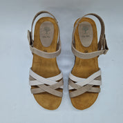 Sandalias de cuña en beige y gris de la marca INTERBIOS, con diseño cómodo y elegante.