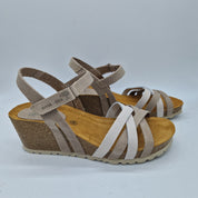 Sandalias de cuña en beige y gris de la marca INTERBIOS, con tiras y diseño cómodo para el verano.
