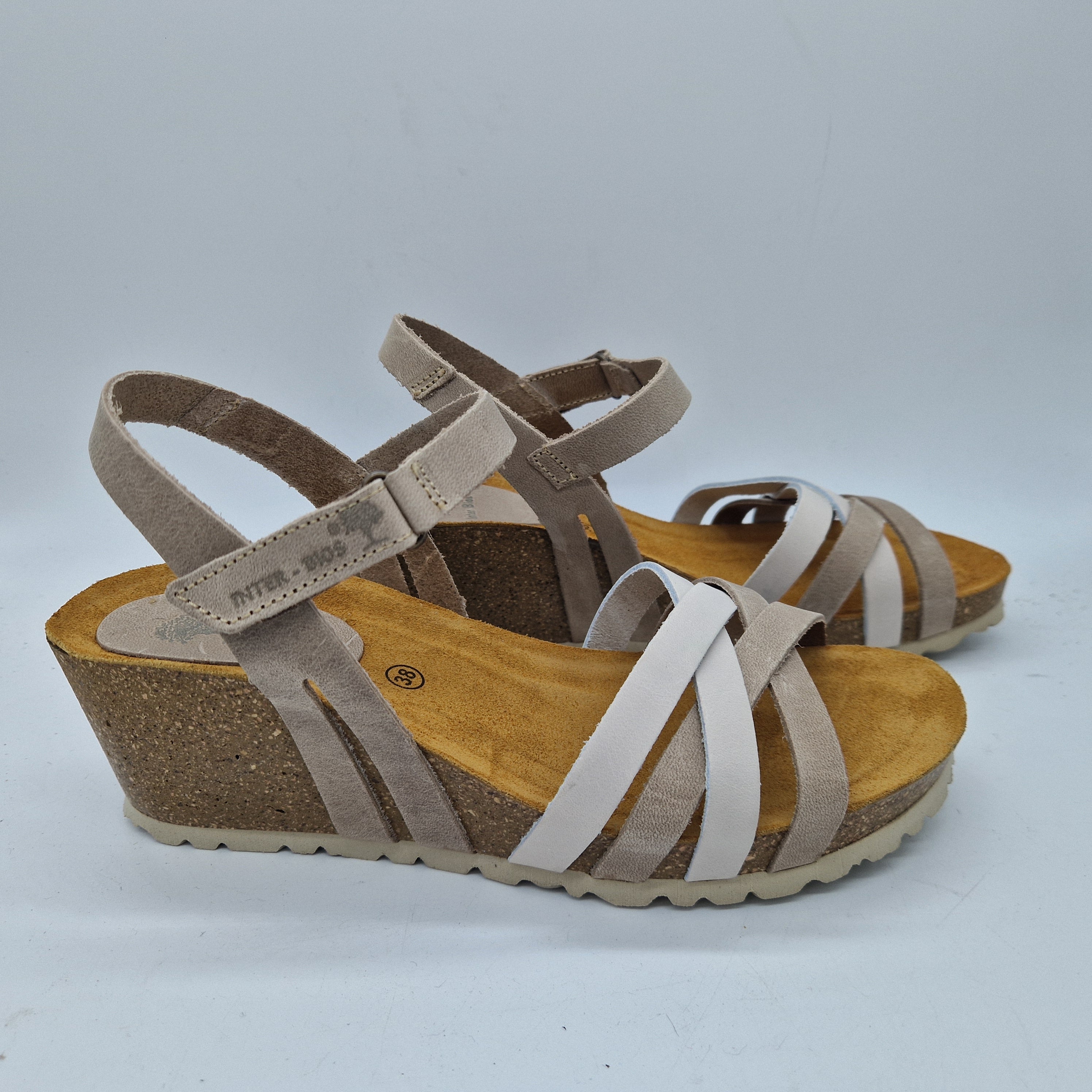 Sandalias de cuña en beige y gris de la marca INTERBIOS, con tiras y diseño cómodo para el verano.