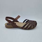 Sandalias cerradas en cuero negras de la marca INTERBIOS, con diseño cómodo y elegante para uso diario.