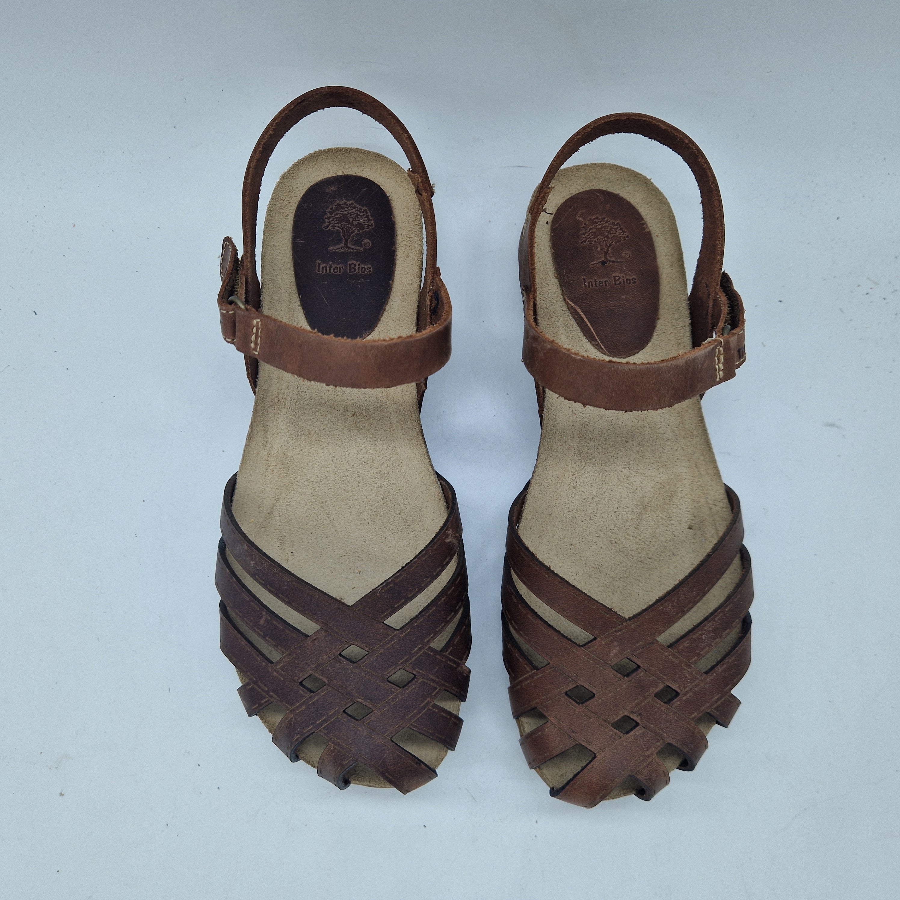 Sandalias cerradas en cuero negras de la marca INTERBIOS, modelo 74005, con diseño cómodo y elegante.