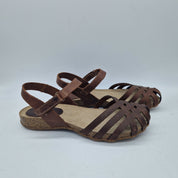 Sandalias cerradas en cuero negras de la marca Interbios, modelo 74005, con diseño cómodo y estilo clásico.