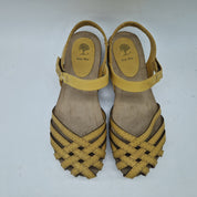 Sandalias cerradas en color mostaza de la marca INTERBIOS, con diseño cómodo y calzado de moda para mujer.