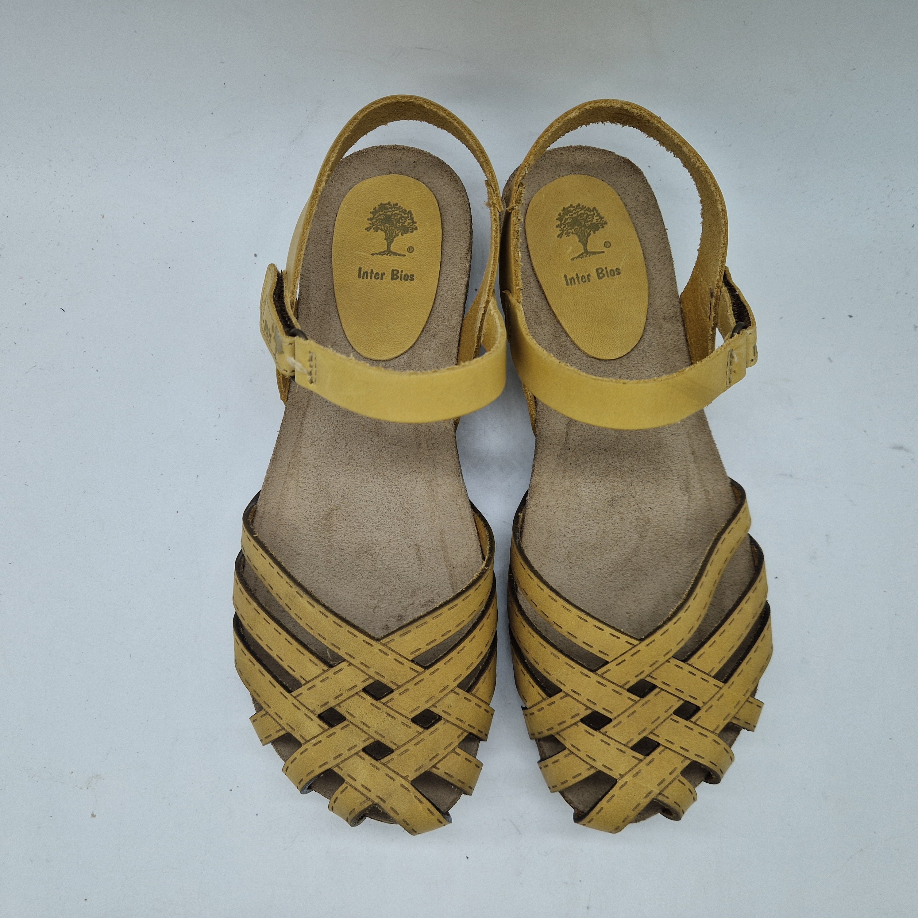 Sandalias cerradas en color mostaza de la marca INTERBIOS, con diseño cómodo y calzado de moda para mujer.