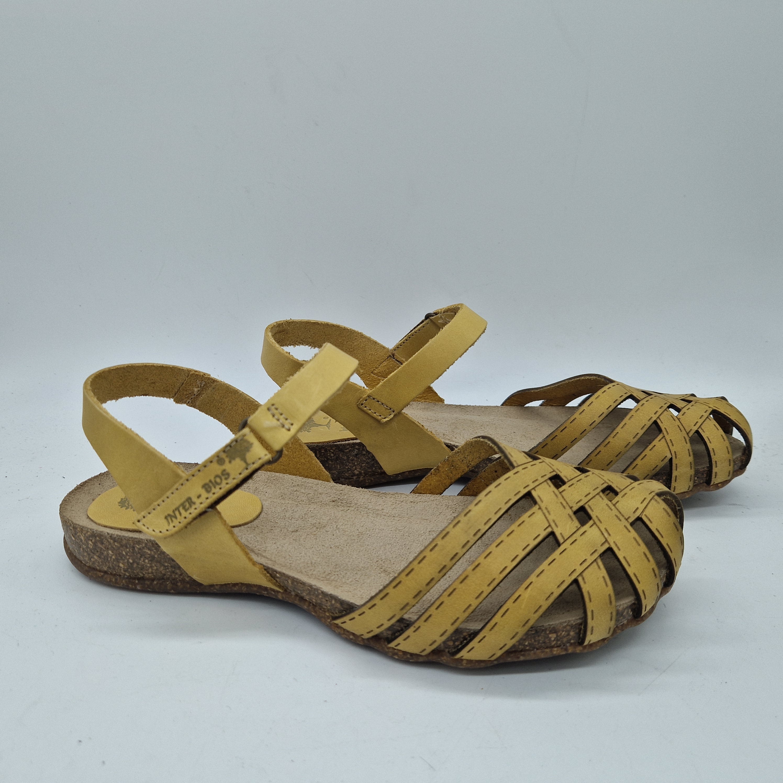 Sandalias cerradas en mostaza de la marca INTERBIOS, con diseño cómodo y estilo elegante, visibles en la imagen.