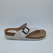 Sandalias dedo en gris de la marca INTERBIOS, diseño cómodo y moderno para uso diario.