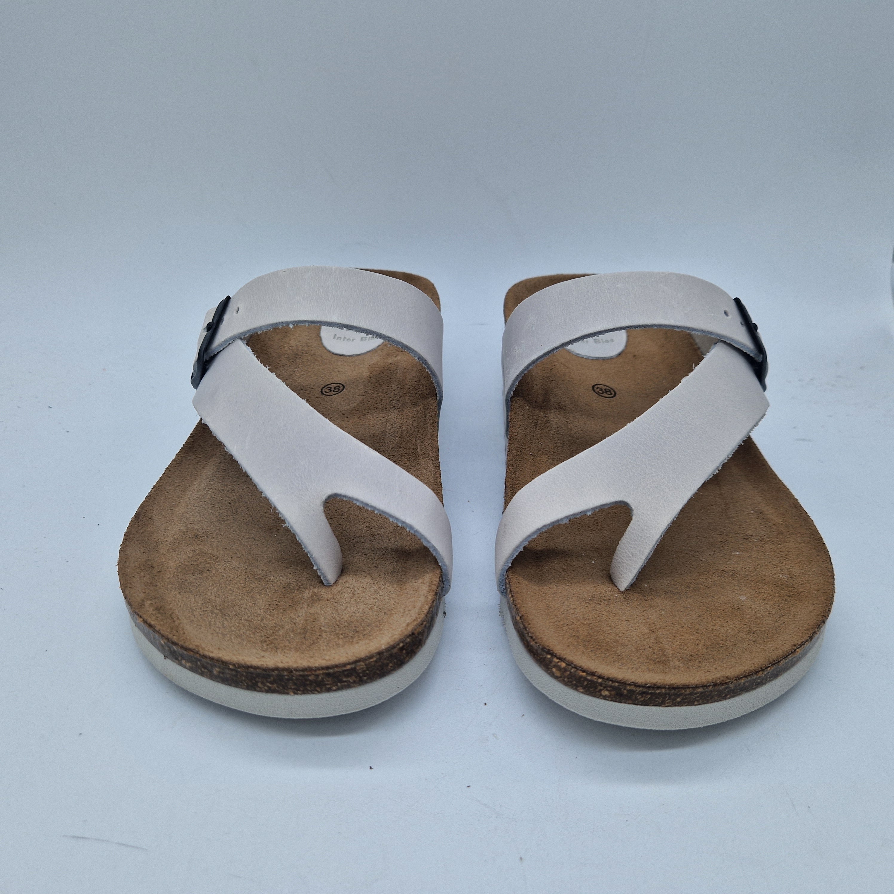Sandalias de dedo en gris de la marca INTERBIOS, con diseño cómodo y casual para uso diario.