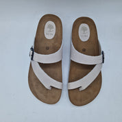 Sandalias dedo en gris de la marca INTERBIOS, modelo 74012, con diseño cómodo y estilo casual para verano.
