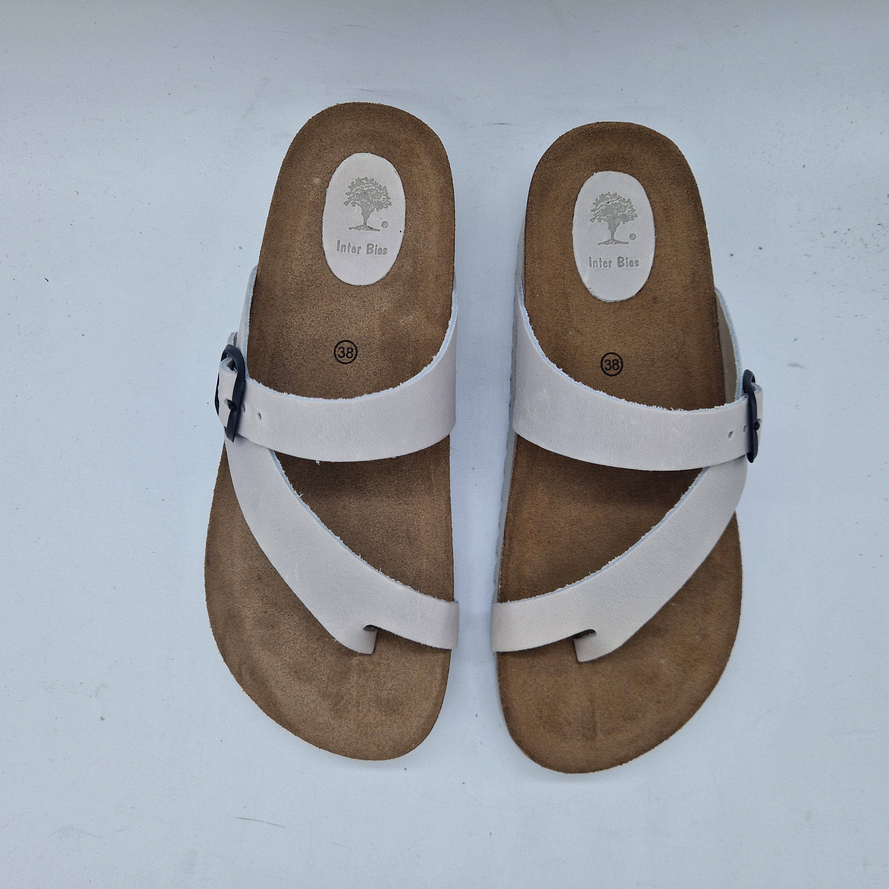 Sandalias dedo en gris de la marca INTERBIOS, modelo 74012, con diseño cómodo y estilo casual para verano.