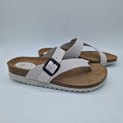 Sandalias dedo en gris de la marca INTERBIOS, con diseño cómodo y estilo casual, mostradas en la imagen.