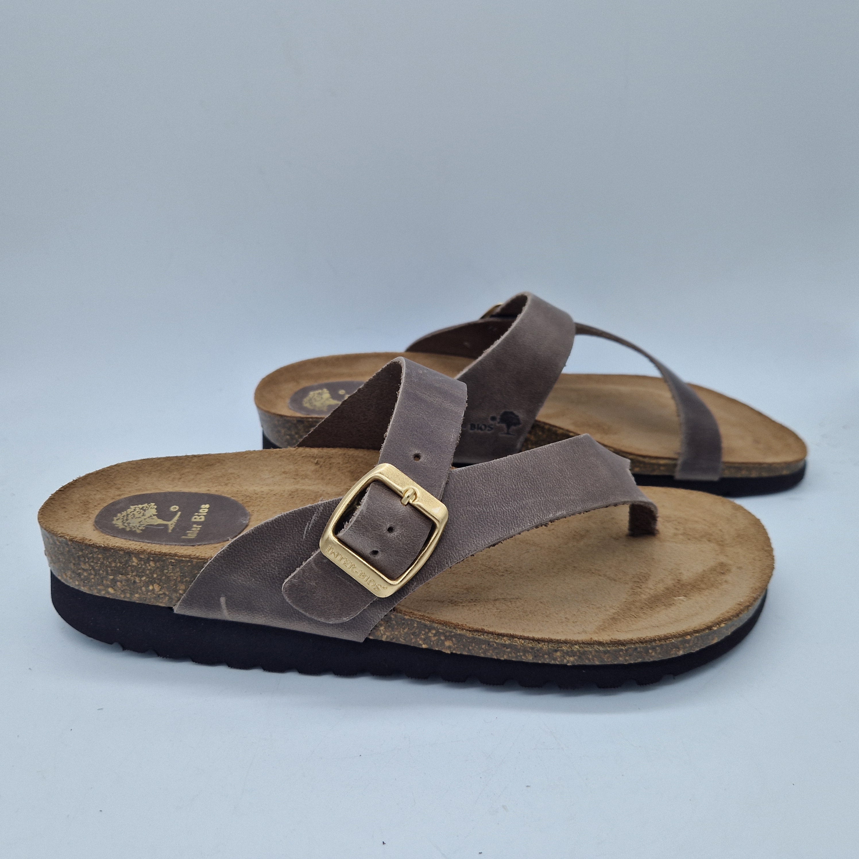 SANDALIA DE DEDO EN TAUPE - 74013