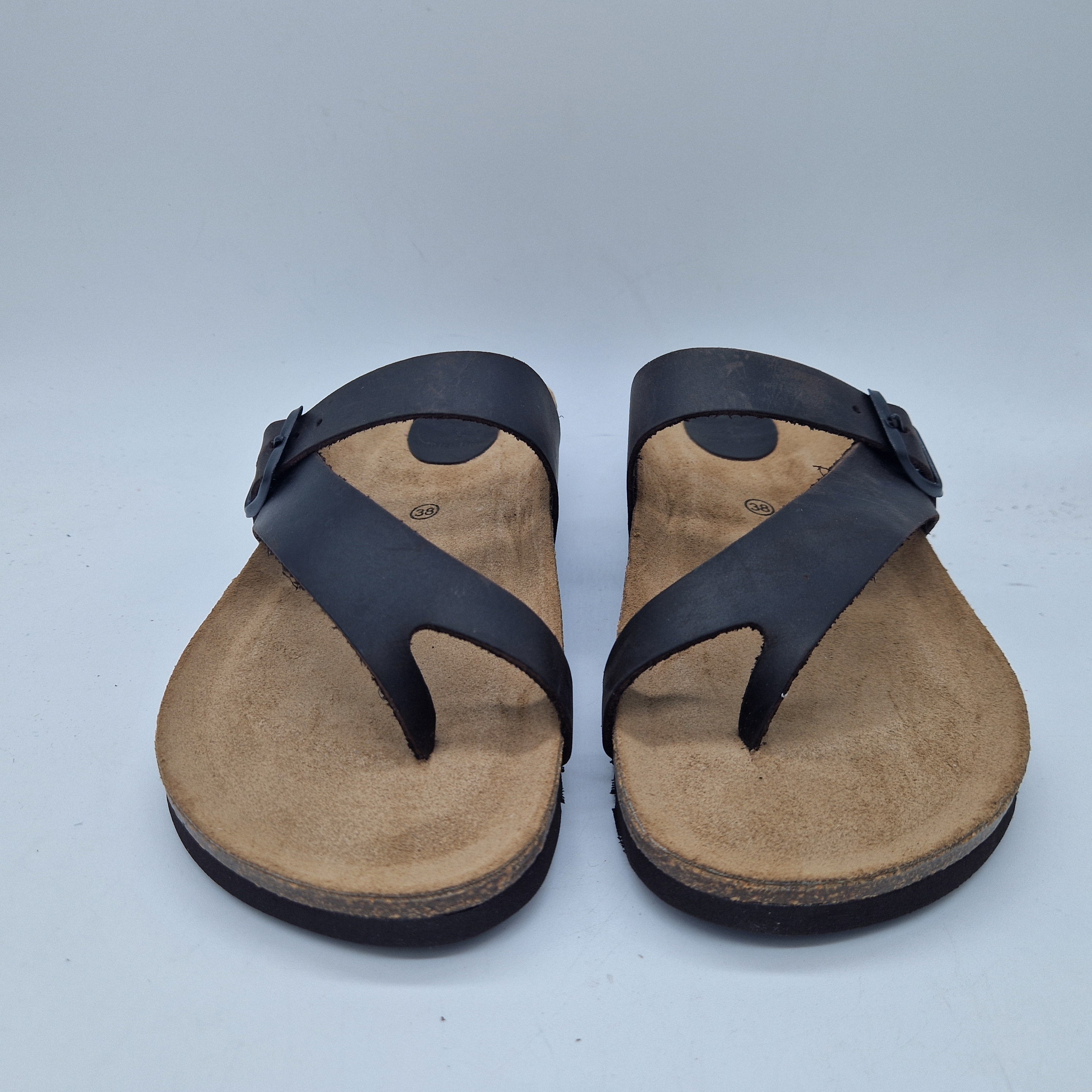 Sandalias de dedo marrón de la marca INTERBIOS, con diseño cómodo y casual, visibles en la imagen.