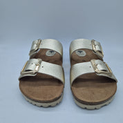 Sandalias Interbios de dos hebillas en color platino, estilo elegante y cómodo para mujer.