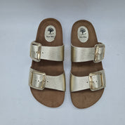 Sandalias de dos hebillas en platino de la marca INTERBIOS, con diseño elegante y acabado brillante en la imagen.