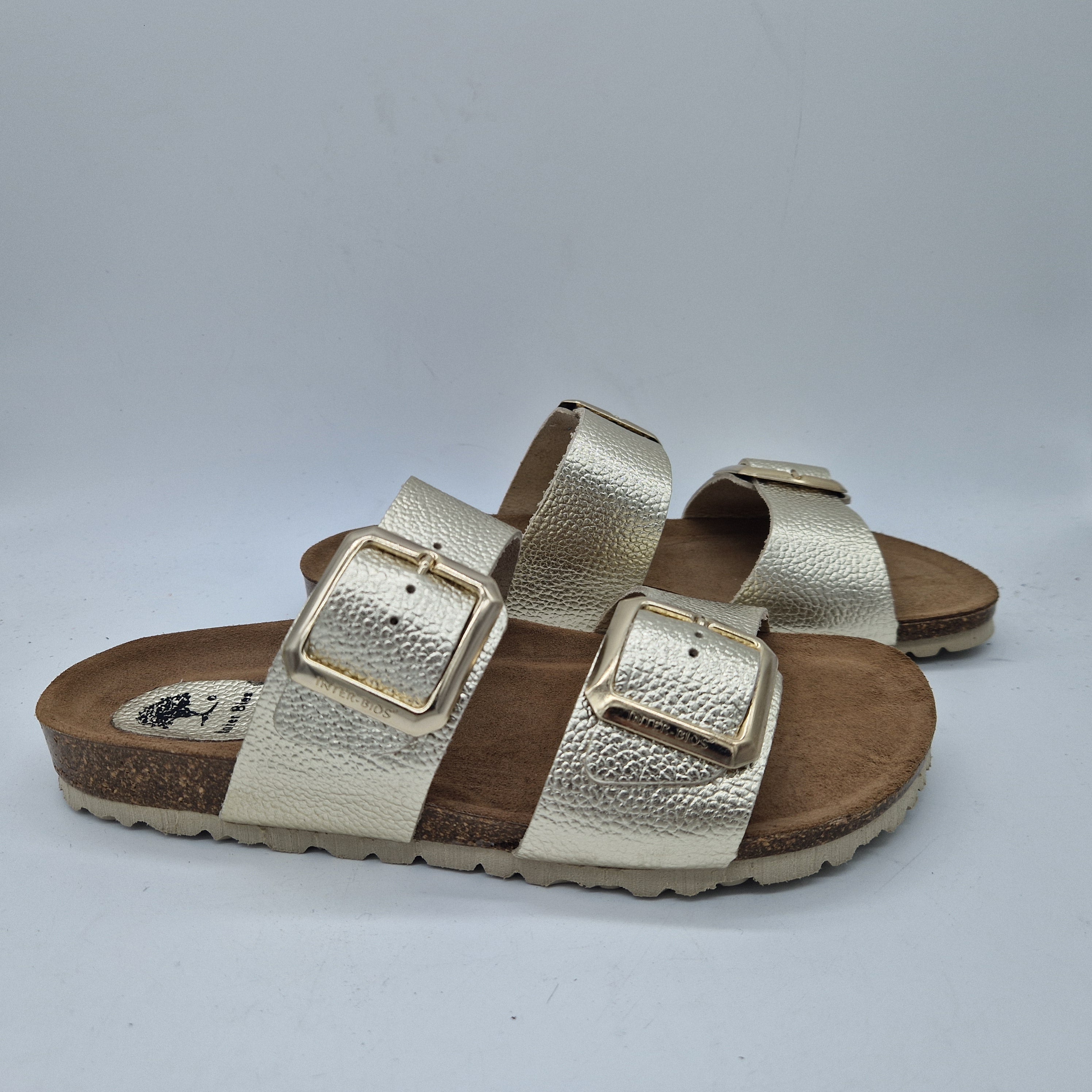 Sandalias de dos hebillas en color platino de la marca INTERBIOS.