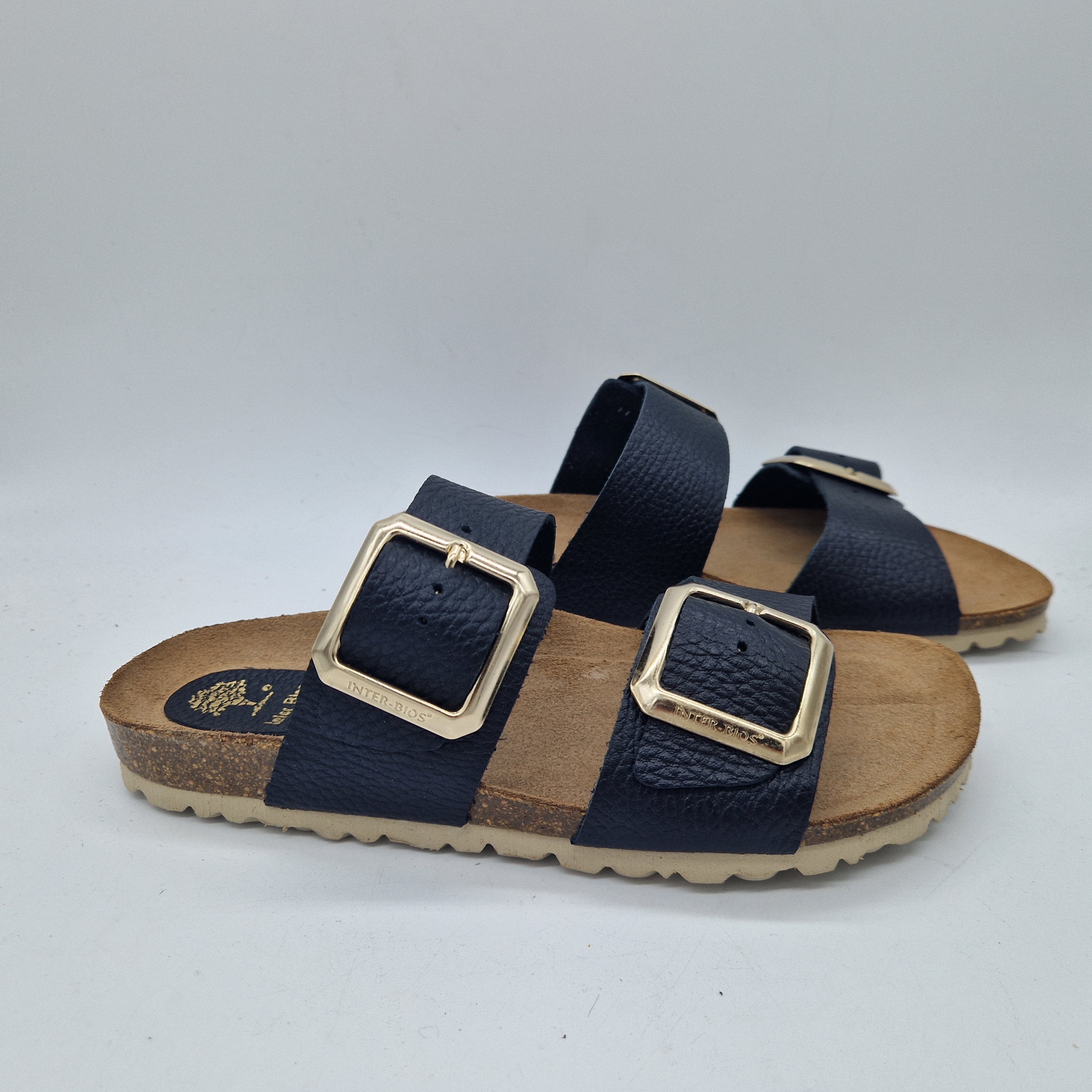 Sandalias de dos hebillas negras de la marca INTERBIOS, con tiras ajustables y diseño cómodo para uso diario.