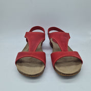 Sandalias bajas en rojo de la marca INTERBIOS, con diseño cómodo y estilo casual para mujer.